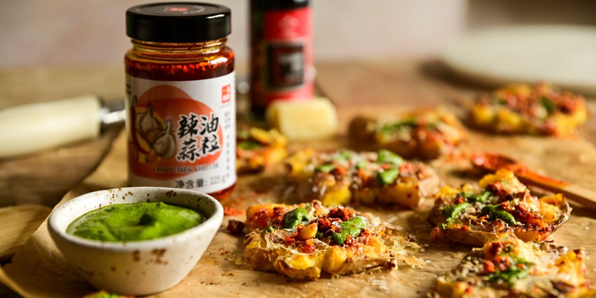 Gniecione, parmezanowe ziemniaczki z chrupiącym czosnkiem