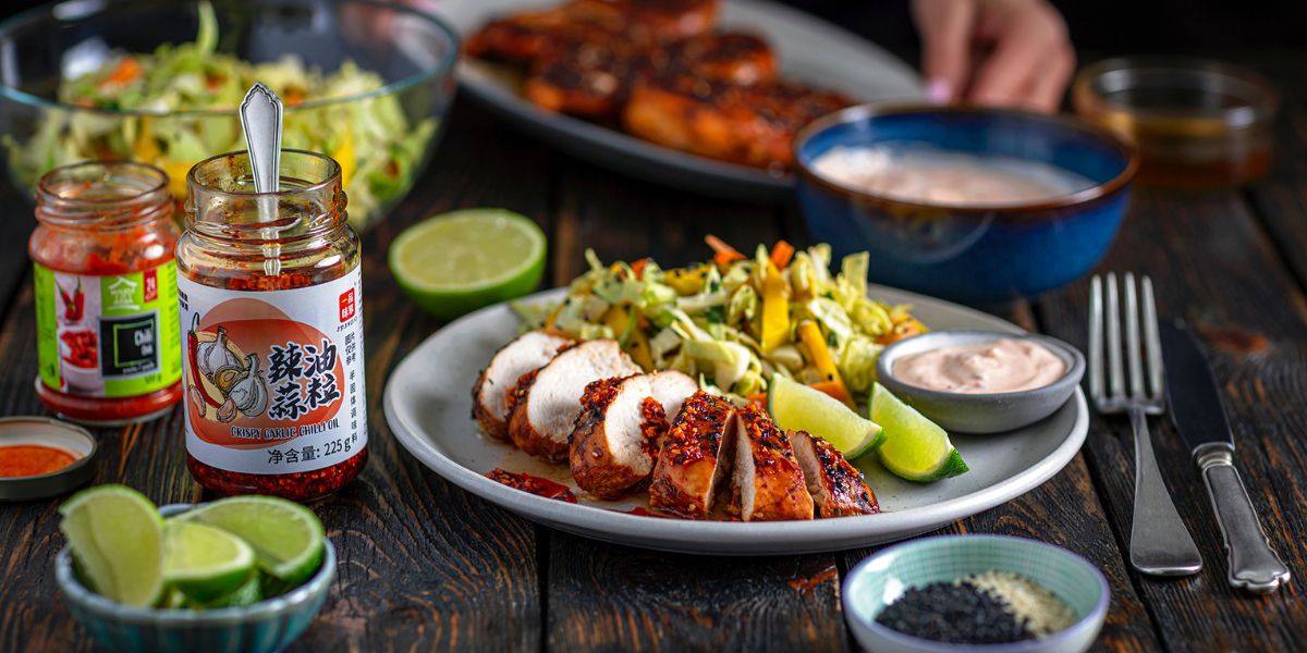 Grillowany filet z kurczaka i surówka z kapusty i mango