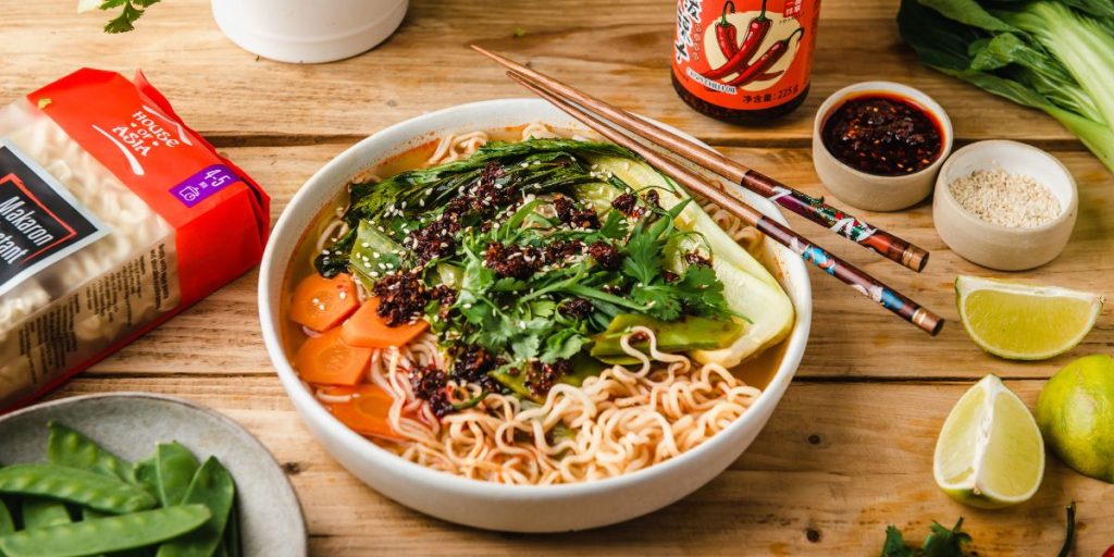 Jednogarnkowe noodle z masłem orzechowym i chrupiącym chili