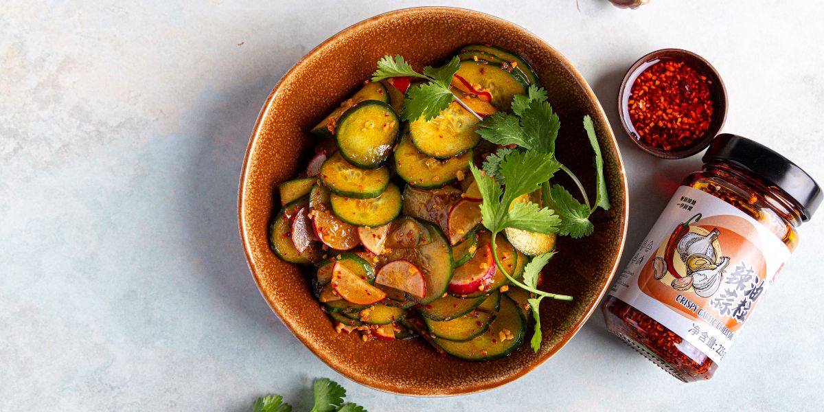 Sałatka z ogórka i rzodkiewki z chrupiącym czosnkiem Decare