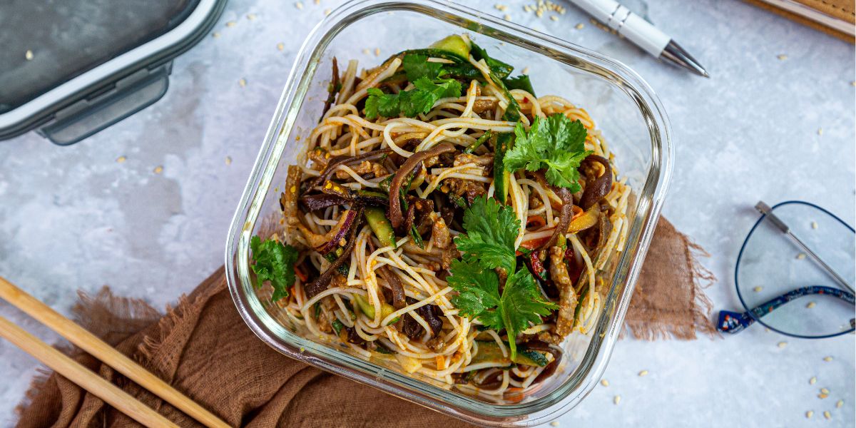 Sałatka z orzechowym sosem satay Decare Group