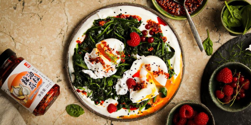 Jajka poche na szpinaku decare